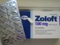 Zoloft co to? Opakowanie leku Zoloft 100 mg z sertraliną, blister z tabletkami i pojedyncza tabletka.