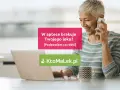 Uśmiechnięta kobieta rozmawia przez telefon, szukając leku na laptopie. W aptece brakuje Twojego leku? KtoMaLek.pl podpowie co robić.