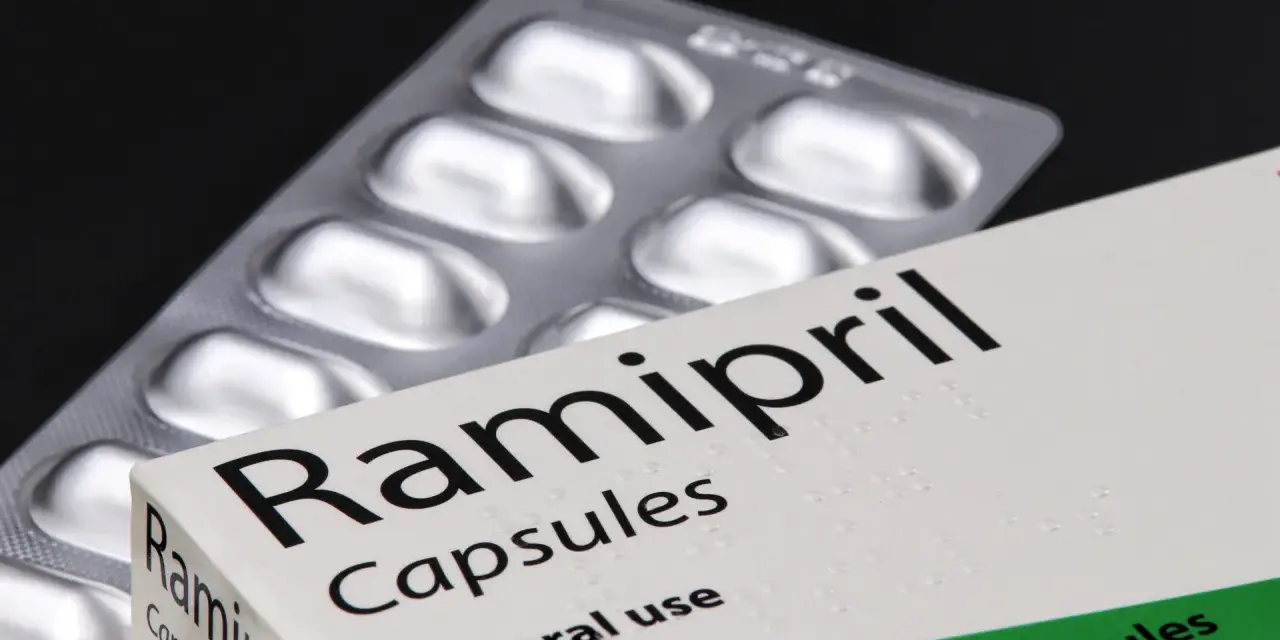 Ramipril kapsułki na nadciśnienie. Opakowanie leku i blister z tabletkami na czarnym tle.