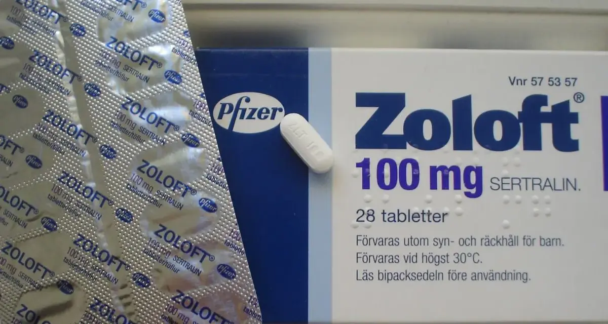 Zoloft co to? Opakowanie leku Zoloft 100 mg z sertraliną, blister z tabletkami i pojedyncza tabletka.
