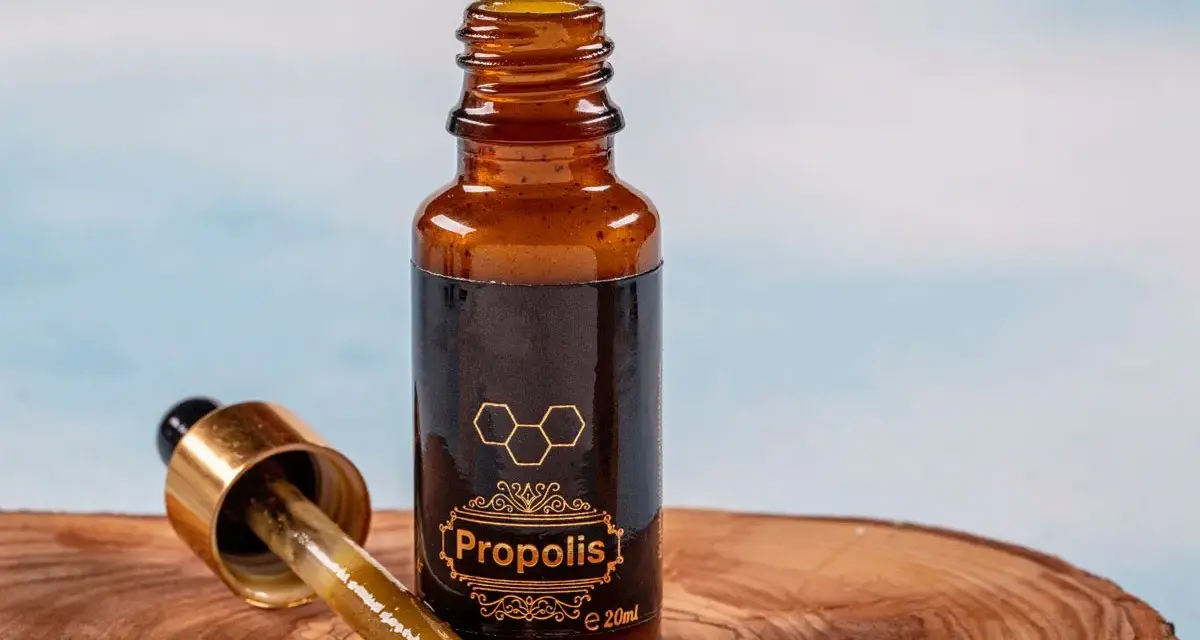 Propolis w kroplach, idealny do stosowania na jelita. Zobacz, jak stosować propolis na jelita dla lepszego samopoczucia.