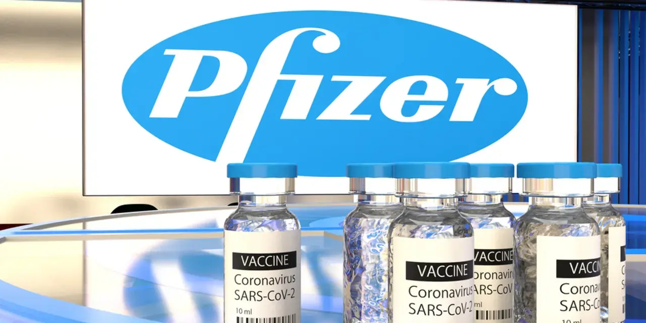 Szczepionki Pfizer na COVID-19 w ampułkach, z logo firmy w tle.