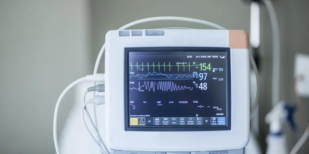 Monitor EKG pokazuje parametry życiowe: tętno 154, saturację 97, oddech 48. To jest co to ekg.