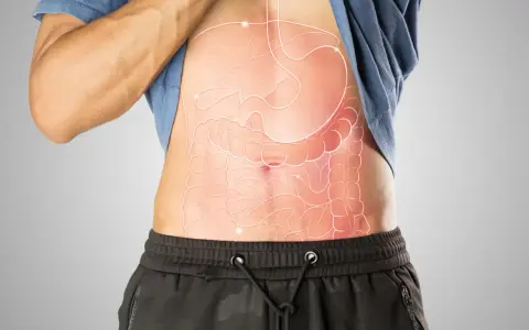 Ilustracja przedstawia ludzki układ trawienny z zaznaczonym kamieniem w woreczku żółciowym.