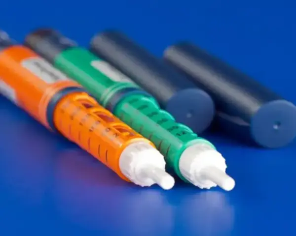 Trzy wstrzykiwacze, dwa kolorowe (pomarańczowy i zielony) z podziałką, oraz dwa granatowe. Sprawdź aktualną epipen cena.