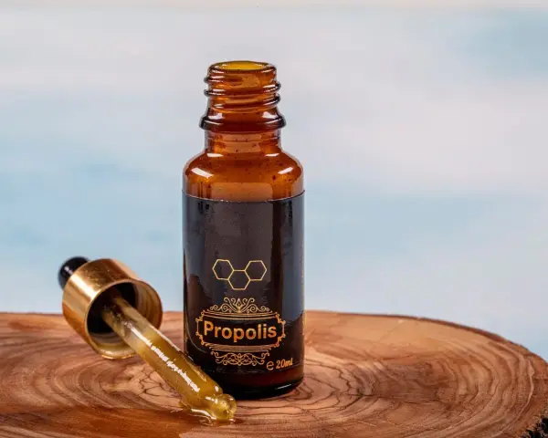 Propolis w kroplach, idealny do stosowania na jelita. Zobacz, jak stosować propolis na jelita dla lepszego samopoczucia.