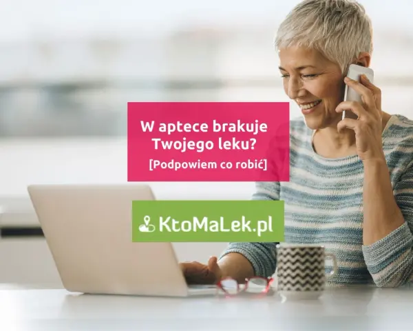Uśmiechnięta kobieta rozmawia przez telefon, szukając leku na laptopie. W aptece brakuje Twojego leku? KtoMaLek.pl podpowie co robić.