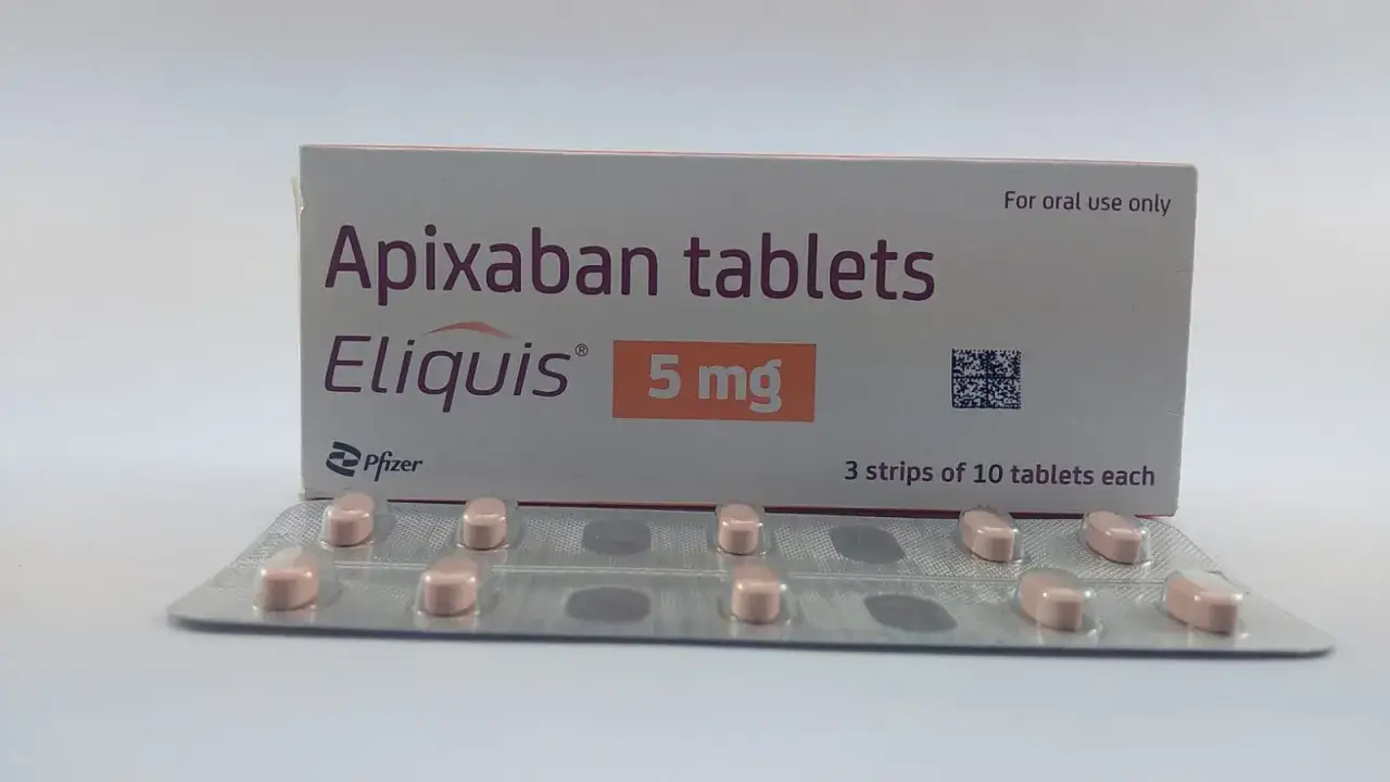 Opakowanie leku Eliquis (apixaban) 5 mg i blistry z tabletkami. Rywaroksaban to inny lek, ale ten apixaban również pomaga zapobiegać zakrzepom.