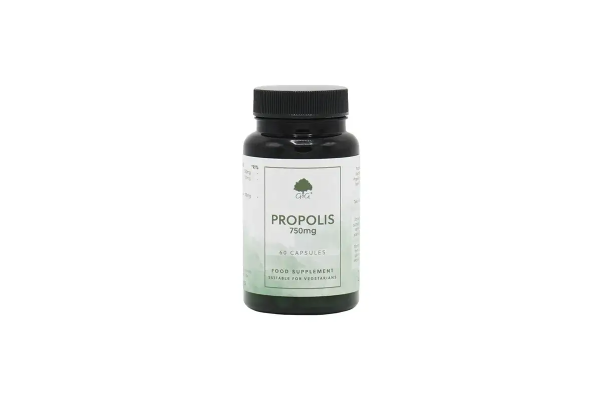 Butelka z kapsułkami propolisu 750mg. Dowiedz się, jak stosować propolis na jelita, by wesprzeć swoje zdrowie.