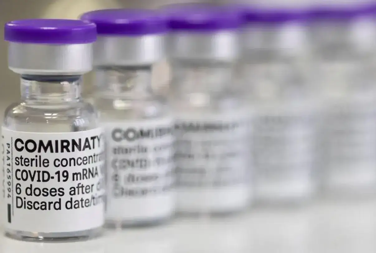 Szczepionki Pfizer Comirnaty COVID-19 mRNA, gotowe do użycia.