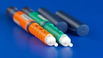 Trzy wstrzykiwacze, dwa kolorowe (pomarańczowy i zielony) z podziałką, oraz dwa granatowe. Sprawdź aktualną epipen cena.