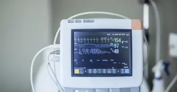 Monitor EKG pokazuje parametry życiowe: tętno 154, saturację 97, oddech 48. To jest co to ekg.