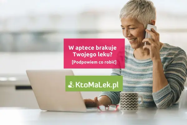 Uśmiechnięta kobieta rozmawia przez telefon, szukając leku na laptopie. W aptece brakuje Twojego leku? KtoMaLek.pl podpowie co robić.